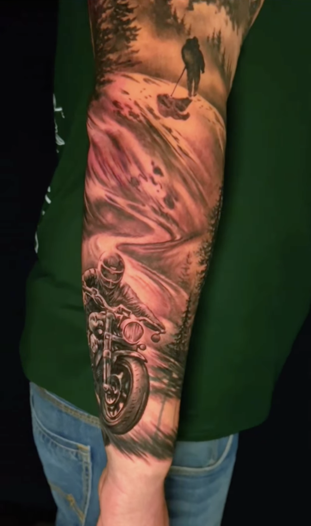Realistisches Tattoo eines Motorradfahrers auf einer Straße im Wald