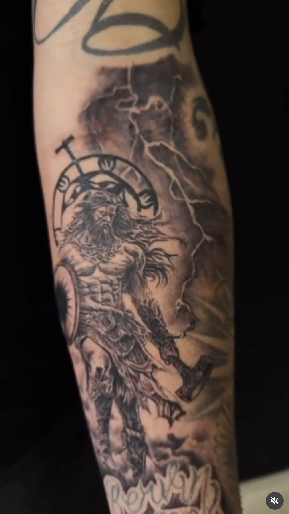 Zeus oder nordischer Gott mit Hammer und Blitzen im Hintergrund
