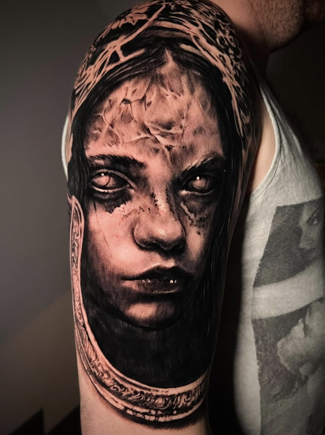 Düsteres und detailreiches Porträt-Tattoo eines Frauengesichts