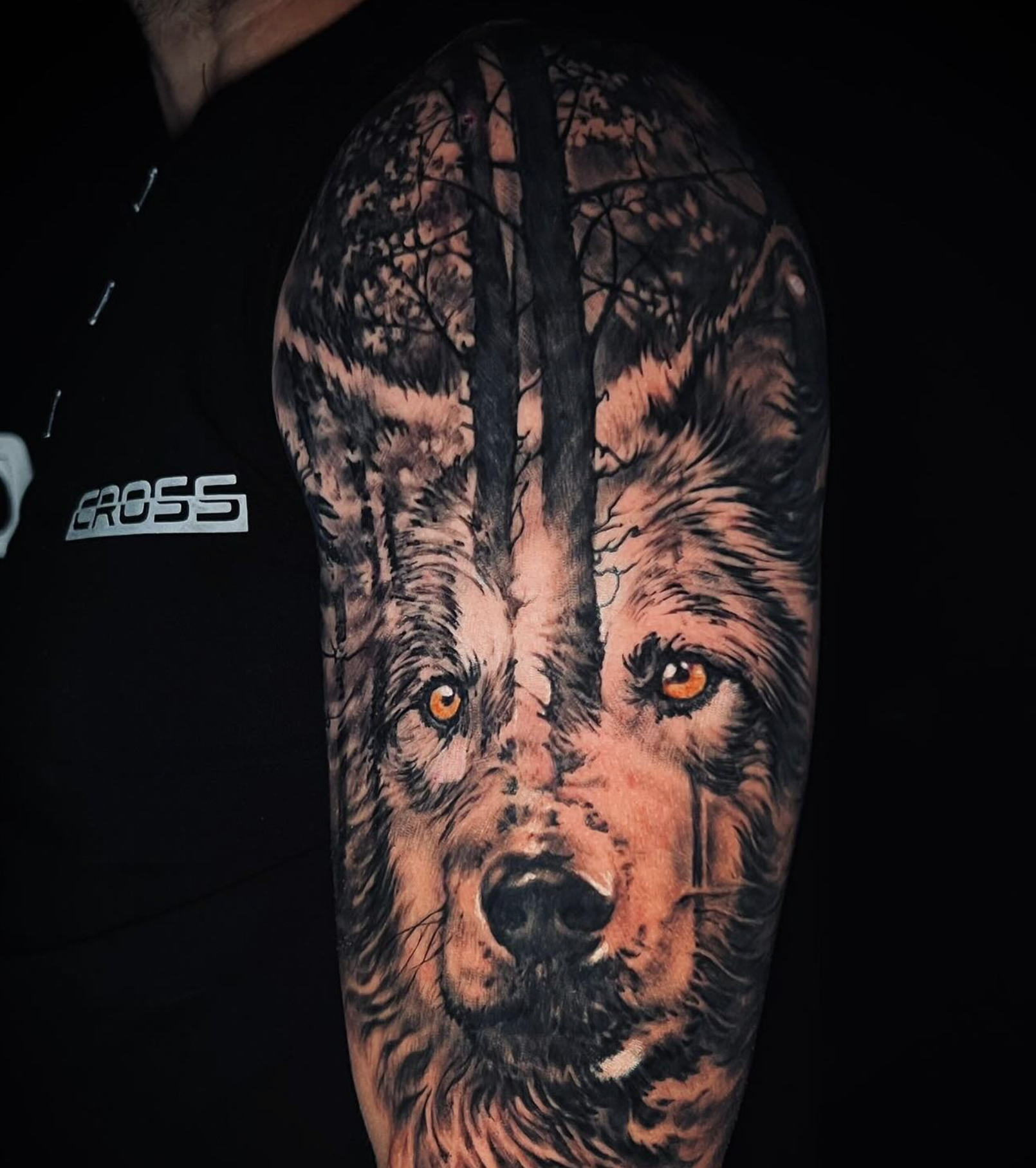 Realistisches Wolf-Tattoo mit Fokus auf die Augen vor Waldhintergrund