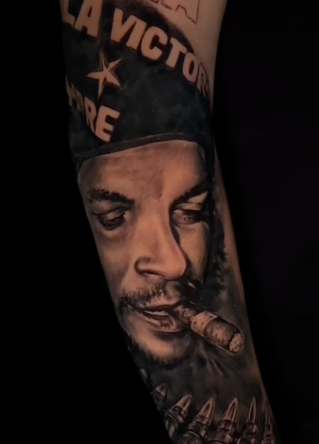 Detailgetreues Porträt-Tattoo eines Mannes mit Zigarre