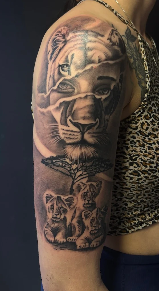 Filigranes Fineline Tattoo einer Schlange gewunden um Blumen
