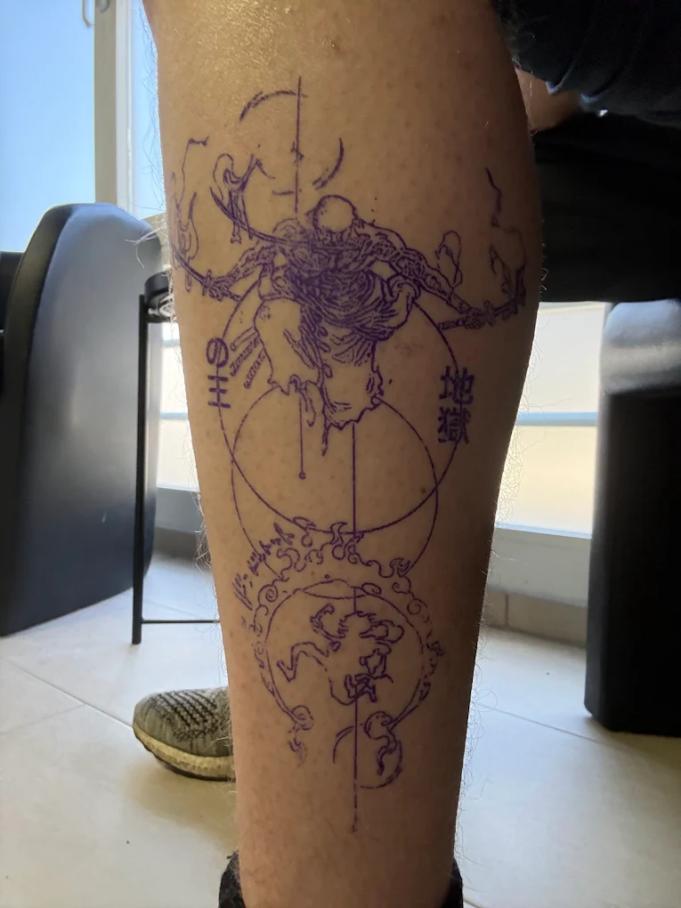 Zart schattiertes florales Fineline Tattoo mit Pfingstrosen