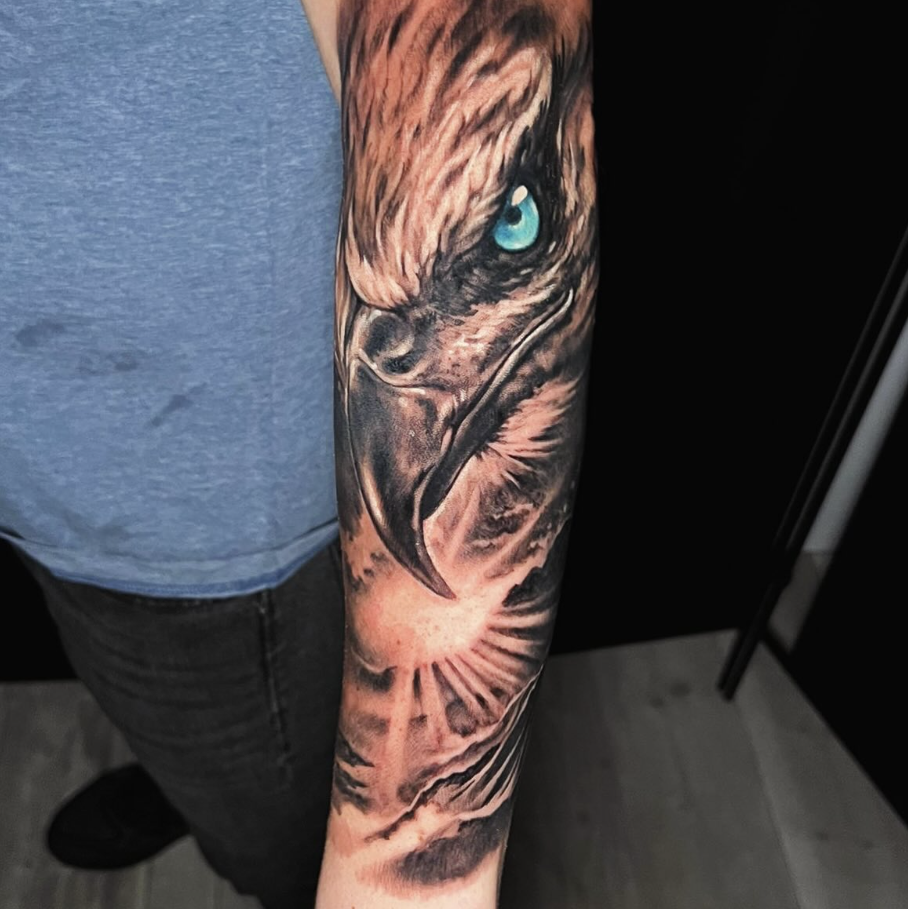 Schriftzug Tattoo mit den Worten I am enough kombiniert mit einem roten Skizzen-Herz