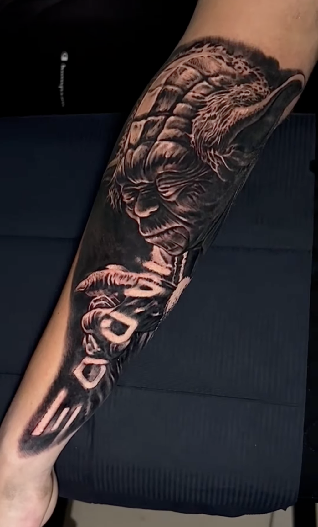 Fineline Tattoo einer Kombination aus Kompass und zarten Blumen