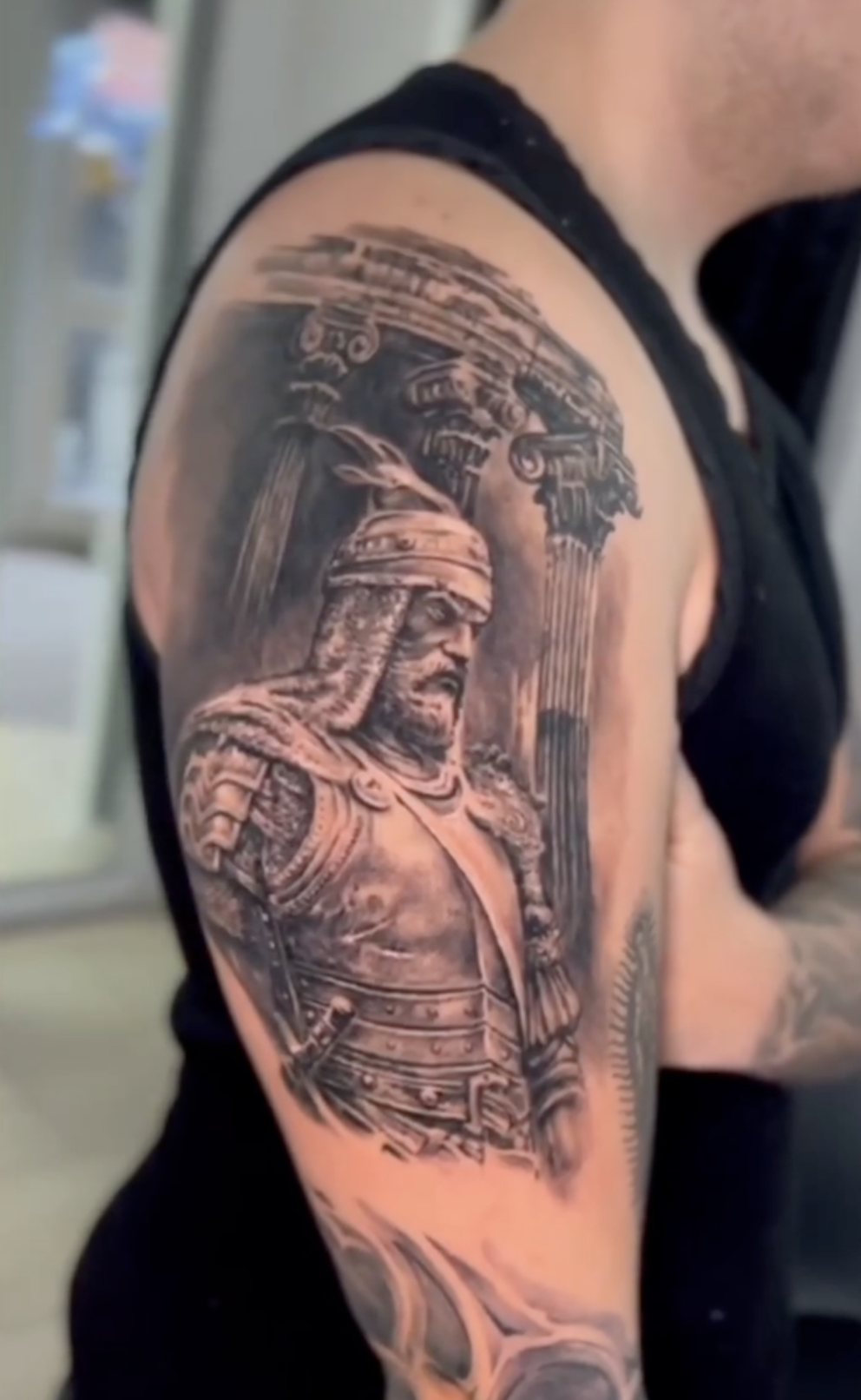 Klassisches Black and Grey Motiv mit einem Totenkopf und Rosen