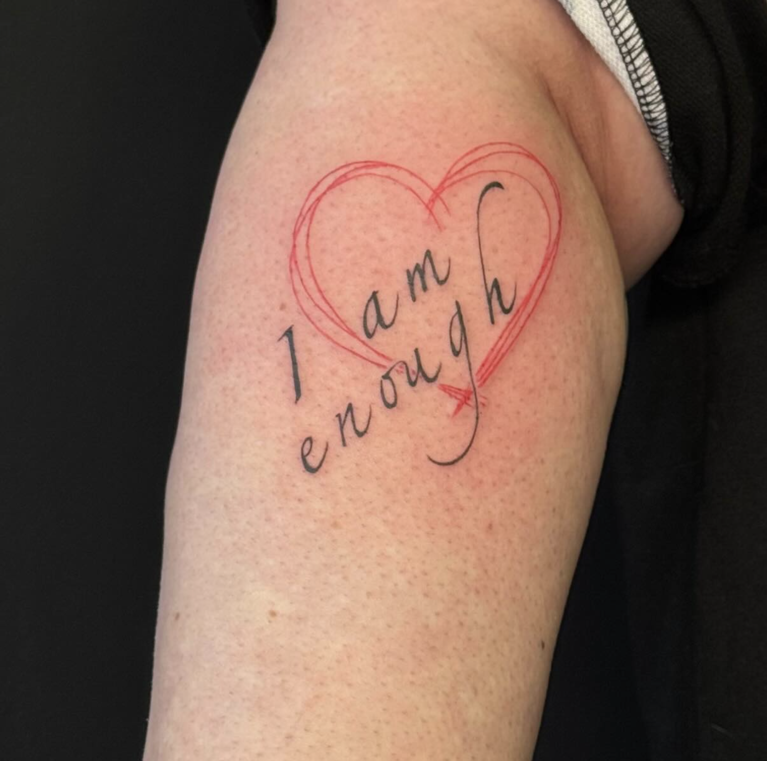 Täuschend echtes, realistisches Auge-Tattoo kombiniert mit einer Uhr