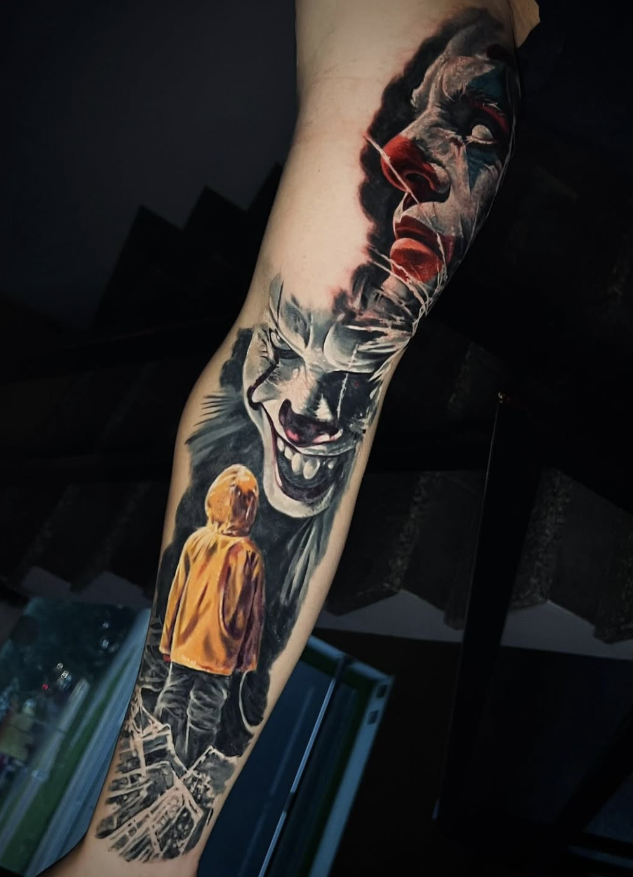 Weich schattiertes Black and Grey Tattoo eines Engelsflügels