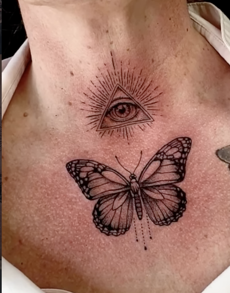 Filigranes Fineline Tattoo am Halsansatz mit dem Auge der Vorsehung und einem Schmetterling